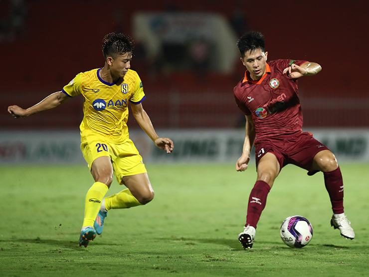 Bóng đá - Video bóng đá Bình Định - SLNA: Thẻ đỏ tai hại, Văn Lâm hóa "người nhện" (V-League)