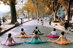 Người phụ nữ diện đồ gym tập giữa phố đi bộ Bờ Hồ nói gì khi bị chỉ...