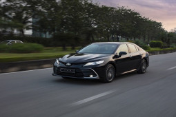 Tin tức ô tô - Giá xe Toyota Camry niêm yết và lăn bánh tháng 11/2022
