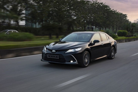 Giá xe Toyota Camry niêm yết và lăn bánh tháng 11/2022