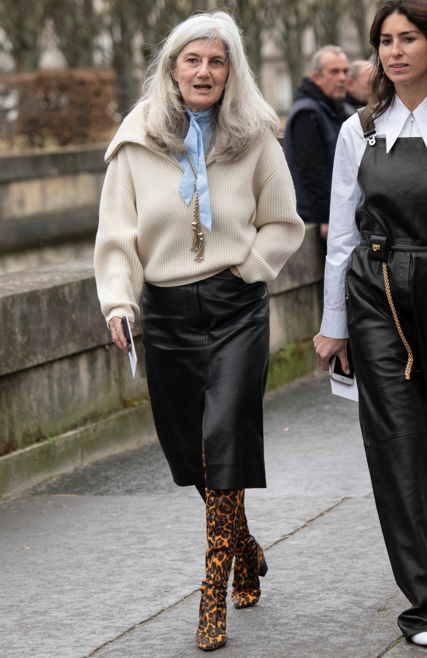 5 kiểu mặc thanh lịch phụ nữ trên 40 tuổi ở Paris ưa chuộng cho mùa thu đông - 1