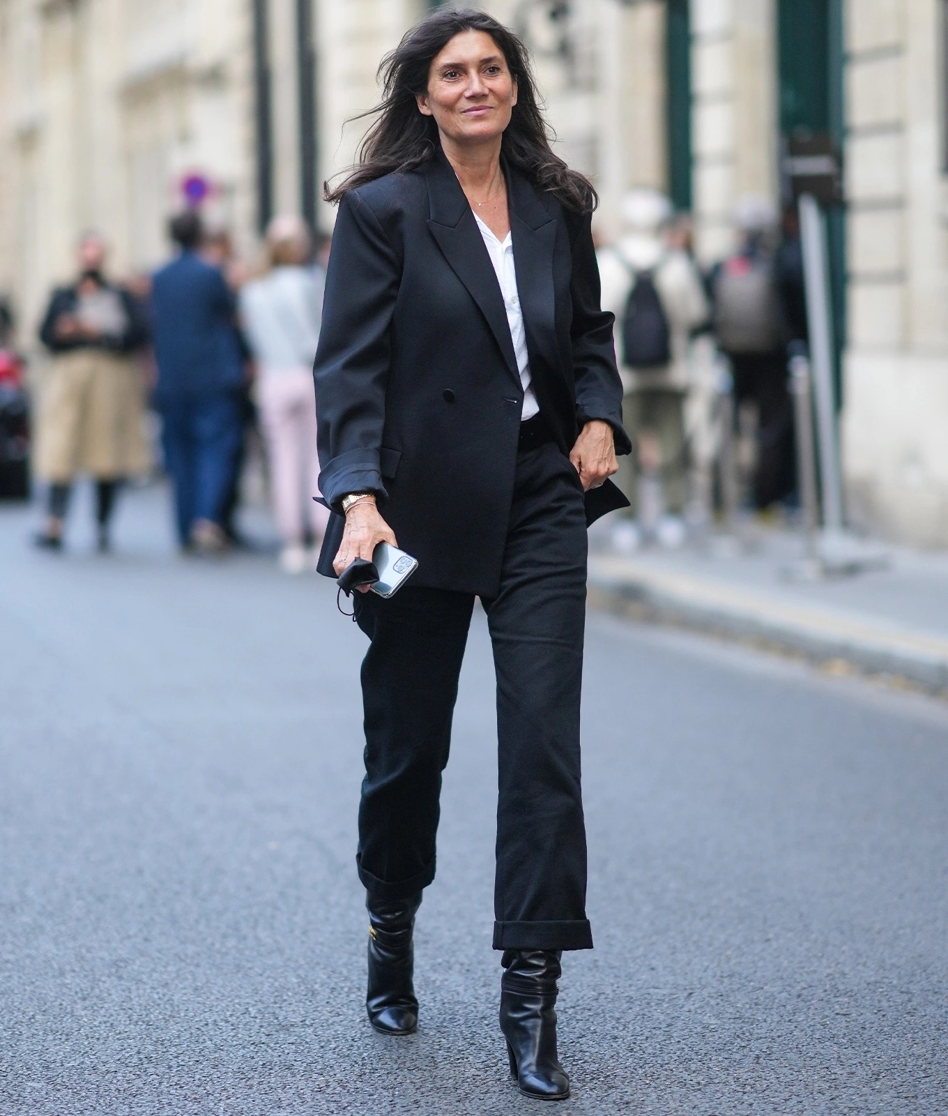 5 kiểu mặc thanh lịch phụ nữ trên 40 tuổi ở Paris ưa chuộng cho mùa thu đông - 2