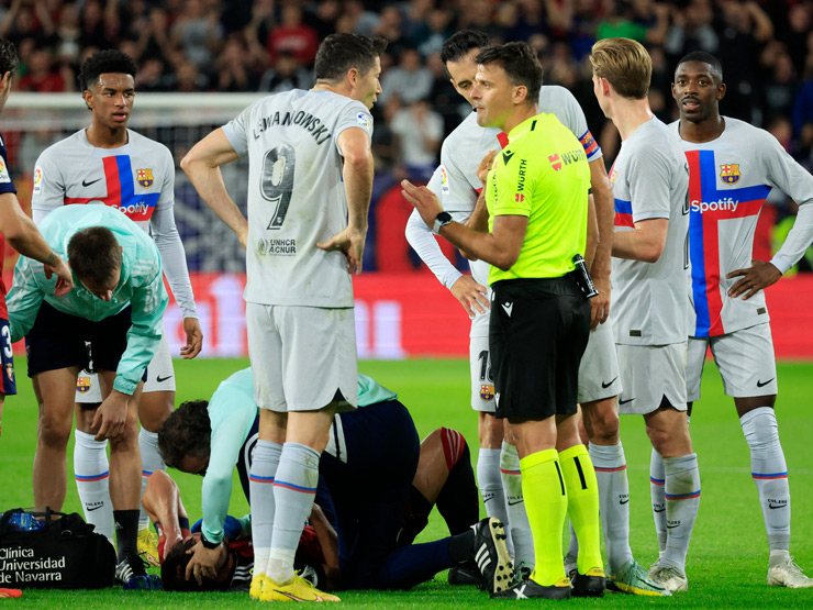Bóng đá - Tranh cãi Lewandowski thẻ đỏ, Pique bị vạ lây: Trọng tài có nặng tay với Barca?