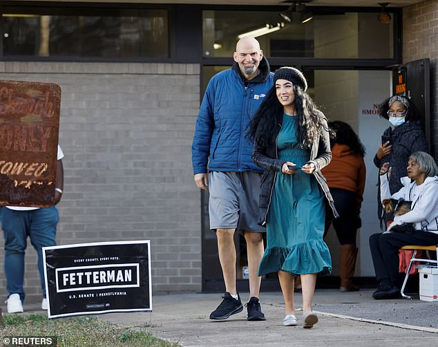 Ứng viên đảng Dân chủ&nbsp;John Fetterman đi bỏ phiếu cùng vợ.