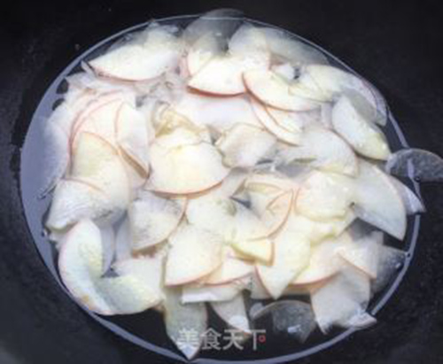  Cho nước vào nồi đun sôi, cho 1 thìa đường trắng, 1 thìa giấm vào, luộc các lát táo trong nước sôi khoảng 1 phút, vớt ra để riêng (bước này sẽ làm cho các lát táo mềm và ngăn ngừa quá trình oxy hóa).