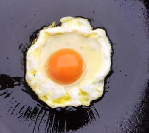  Tiếp theo, làm nóng một ít dầu, cho trứng vào chiên ốp la.