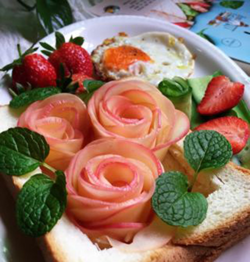  Bày các lát dưa chuột và trứng chiên lên đĩa, rắc một chút tiêu, bánh mì nướng táo hoa hồng lên đĩa, xếp dâu tây lên.