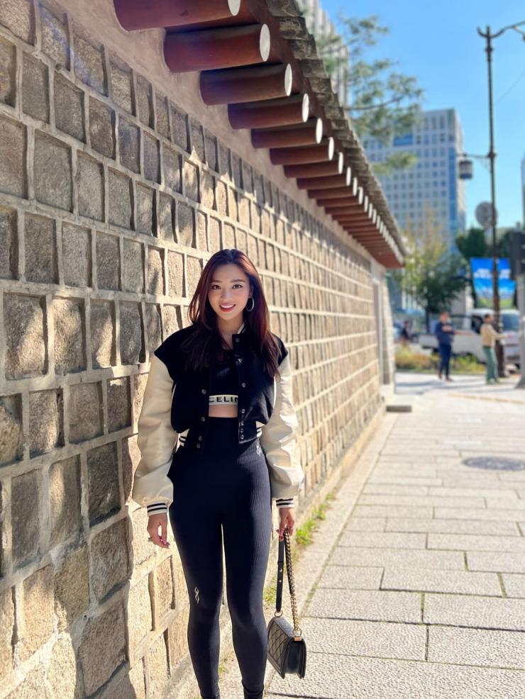 Cô sở hữu lượng người theo dõi lớn trên mạng xã hội vì sắc vóc xinh đẹp, trẻ trung.
