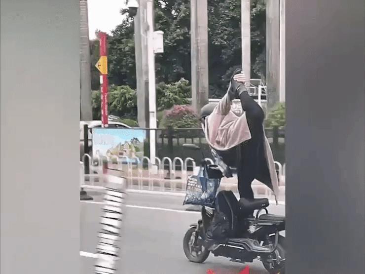 Xe máy - Xe đạp - Clip: "Ninja" lái xe chưa là gì so với cô gái này