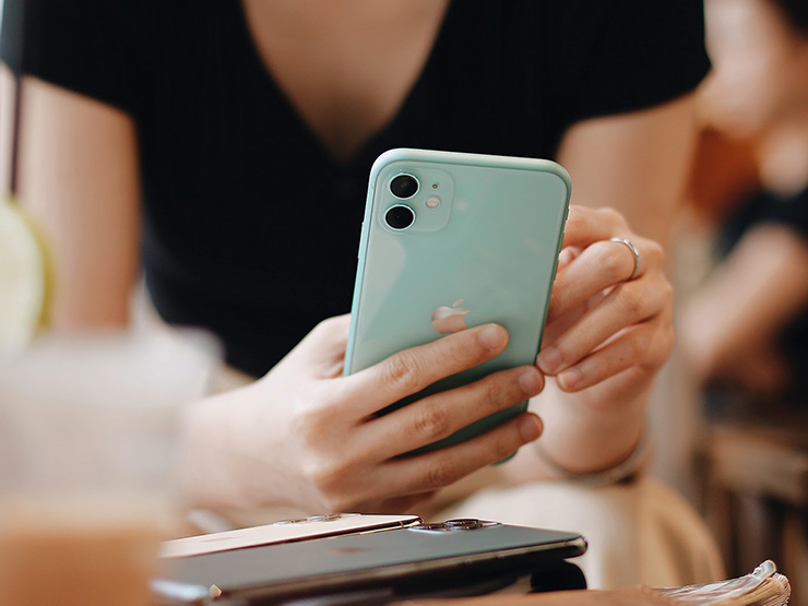 Thời trang Hi-tech - iPhone 11 vs Galaxy A73: Chênh nhau 1 triệu đồng mua máy nào dùng sướng hơn?