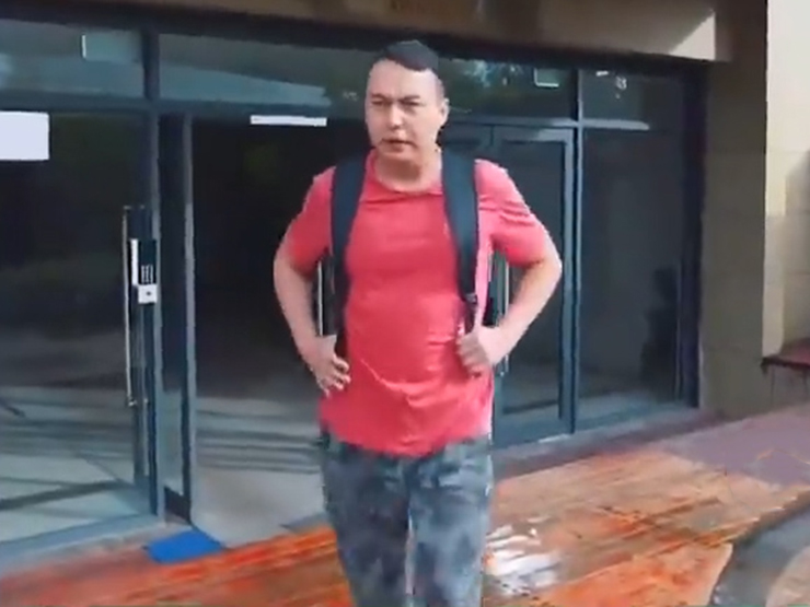 Clip hài hước - Chàng trai có hành động khó tin để trị bệnh hay quên của mình