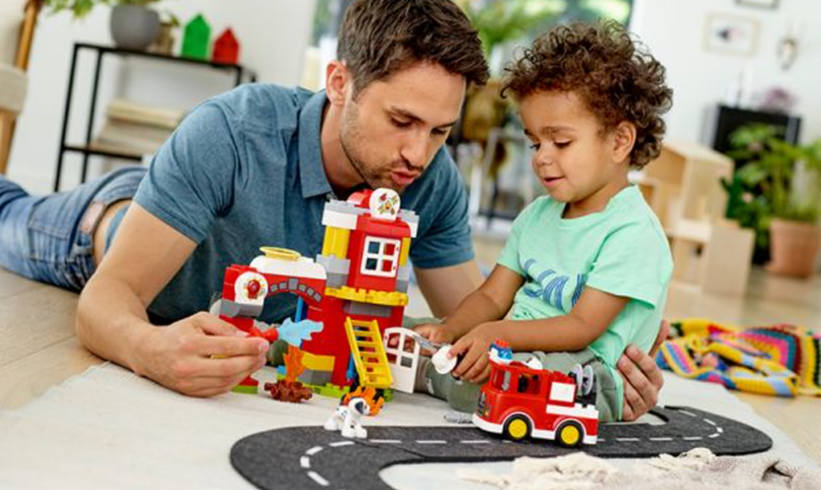 Kể từ năm 2017, ngoài sản xuất sản phẩm đồ chơi truyền thống, Lego đã chuyển trọng tâm sang các loại hình giải trí đa phương tiện như phim ảnh, trò chơi điện tử và công viên giải trí
