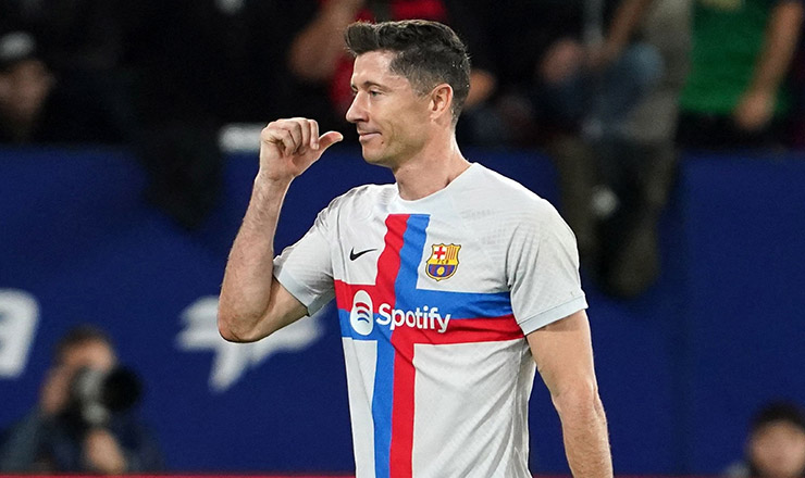 Lewandowski đưa ngón tay lên mũi “ngửi” ám chỉ trọng tài Gil Manzano "phê thuốc", qua đó đưa ra quyết định xử ép Barca
