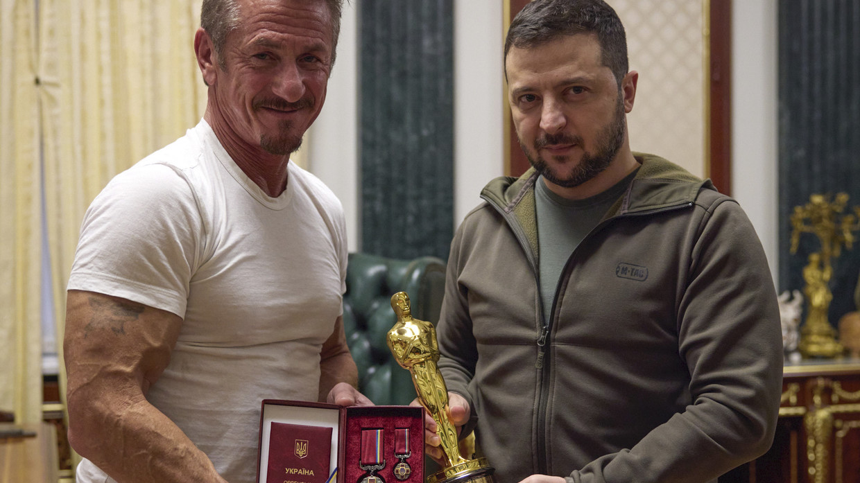 Ông Zelensky nhận tượng vàng Oscar từ diễn viên người Mỹ Sean Penn.