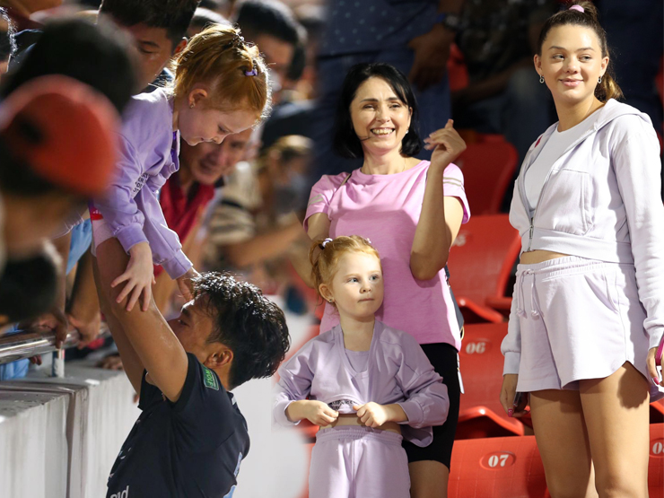 Đời sống Showbiz - Vợ Tây của Bùi Tiến Dũng "gây sốt" trên khán đài trong ngày CLB TP.HCM chính thức trụ hạng