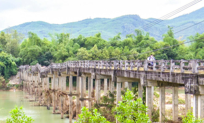Cầu Bình Long bắc qua sông Hà Thanh dài hơn 150 mét. Cây cầu nối giữa thôn An Long 2 và thôn Bình Long của xã Canh Vinh (huyện Vân Canh, Bình Định).