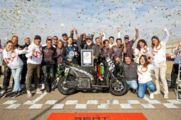 Thế giới xe - Xe máy điện E-Scooter Mo 125 lập kỷ lục thế giới, chạy liên tục 24 giờ