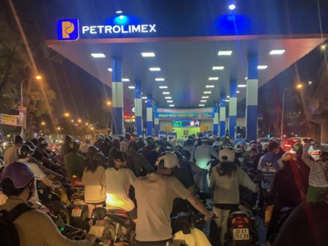 Tin tức trong ngày - Người dân Hà Nội xếp hàng dài lúc nửa đêm để đổ xăng