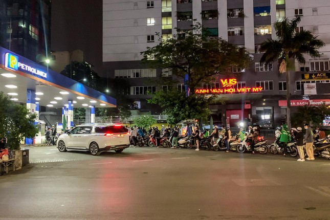 Mặc dù các cửa hàng xăng dầu bán lẻ xăng dầu của Petrolimex tại Hà Nội hoạt động hết công suất, mở bán 24/24 nhưng tình trạng ùn tắc tại những điểm này vẫn chưa hề giảm ngay cả lúc nửa đêm.