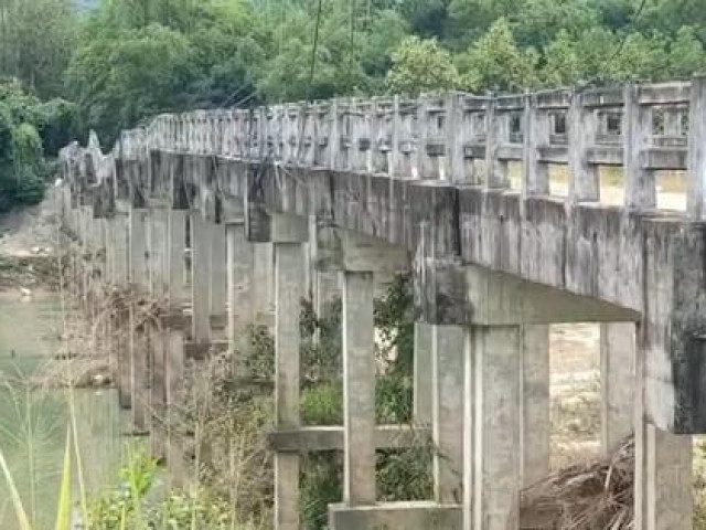Video: Người dân lo lắng khi đi qua cây cầu cũ nát ở Bình Định