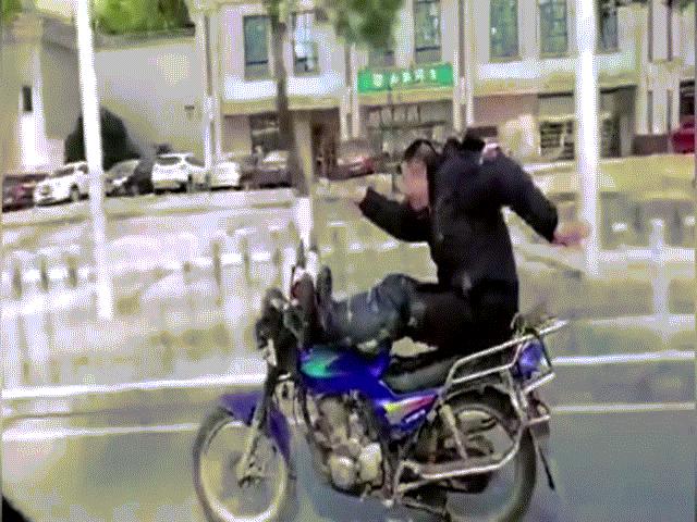 Video: Thót tim trước cảnh người đàn ông vừa lái xe vừa ”làm xiếc”