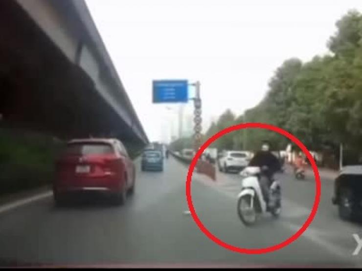 Tin tức trong ngày - Clip: Lái xe máy lao vào đầu ô tô, tài xế gặp nạn kinh hoàng