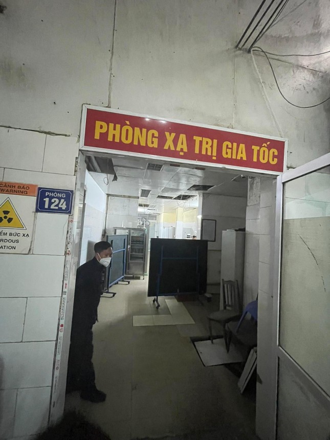 Phòng Xạ trị gia tốc với những thiết bị trị giá tiền tỉ nhưng vài năm nay khu vực này xập xệ. Ảnh: Thái Hà