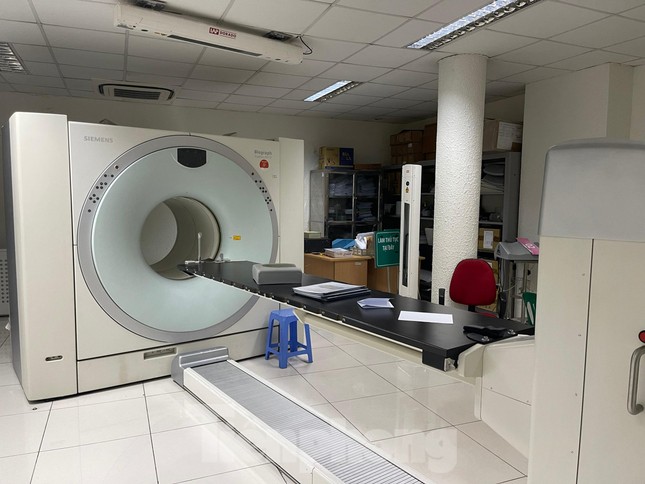 Hệ thống trị giá hàng chục tỉ đồng không còn được sử dụng cho bệnh nhân nhưng bệnh viện vẫn phải bật điều hòa 24/24 giờ để bảo quản. Ảnh: Thái Hà