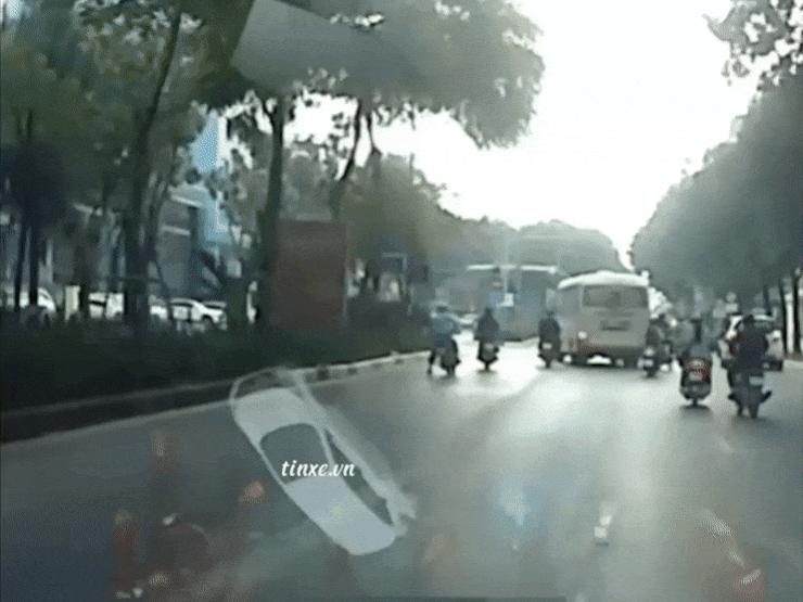 Clip: Người đàn ông lái xe máy không làm chủ tốc độ ngã ngay bánh xe ô tô