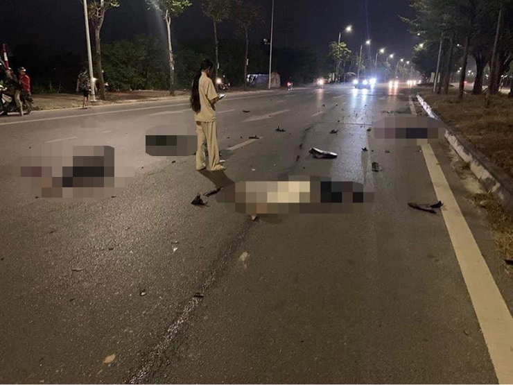 Tin tức trong ngày - HN: 4 người văng ra giữa đường sau tai nạn khủng khiếp