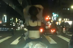 Người đi đường "hết hồn" khi chị em hồn nhiên thay áo giữa ngã tư