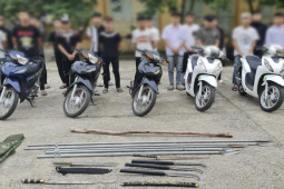 Pháp luật - HN: Mang dao, kiếm thị uy trên đường phố, nhóm quái xế tuổi teen nhận “kết đắng”