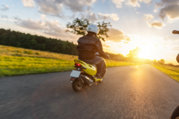 Tin tức trong ngày - Đi xe máy quên gạt chân chống có bị phạt?