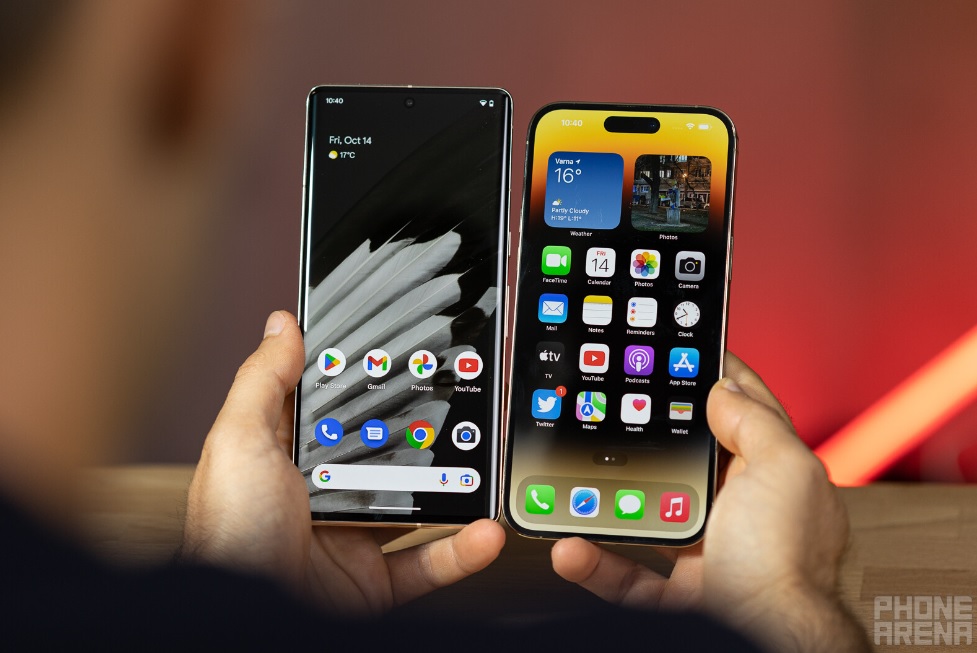 Pixel 7 Pro (trái) và iPhone 14 Pro Max (phải).