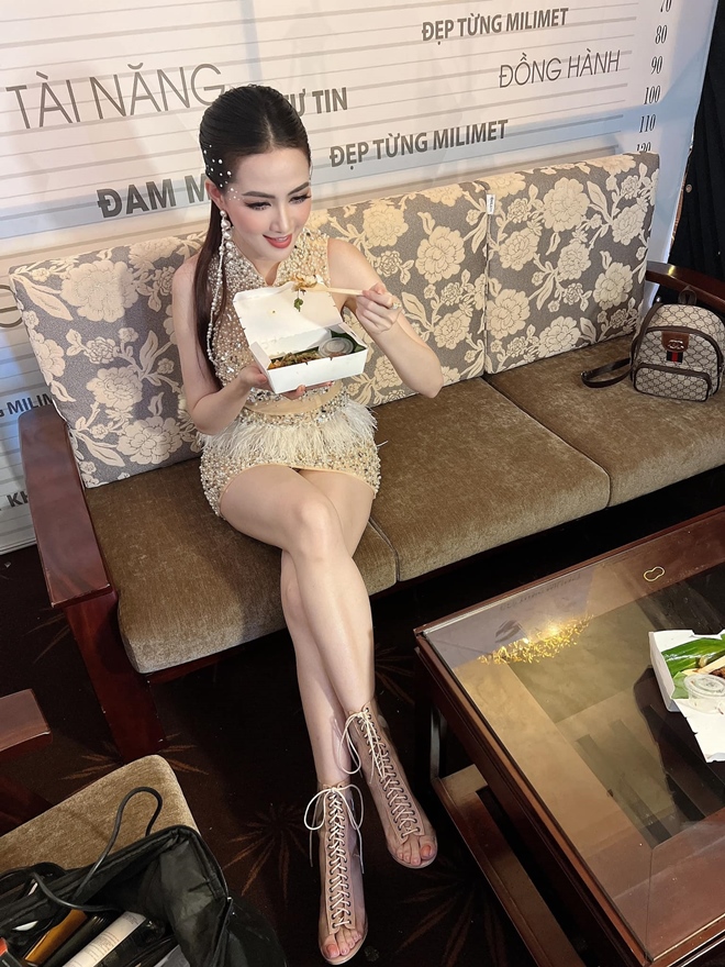 Váy áo "lồng lộn" chạy sô, sao Việt ăn cơm hộp bình dân sau cánh gà - 13