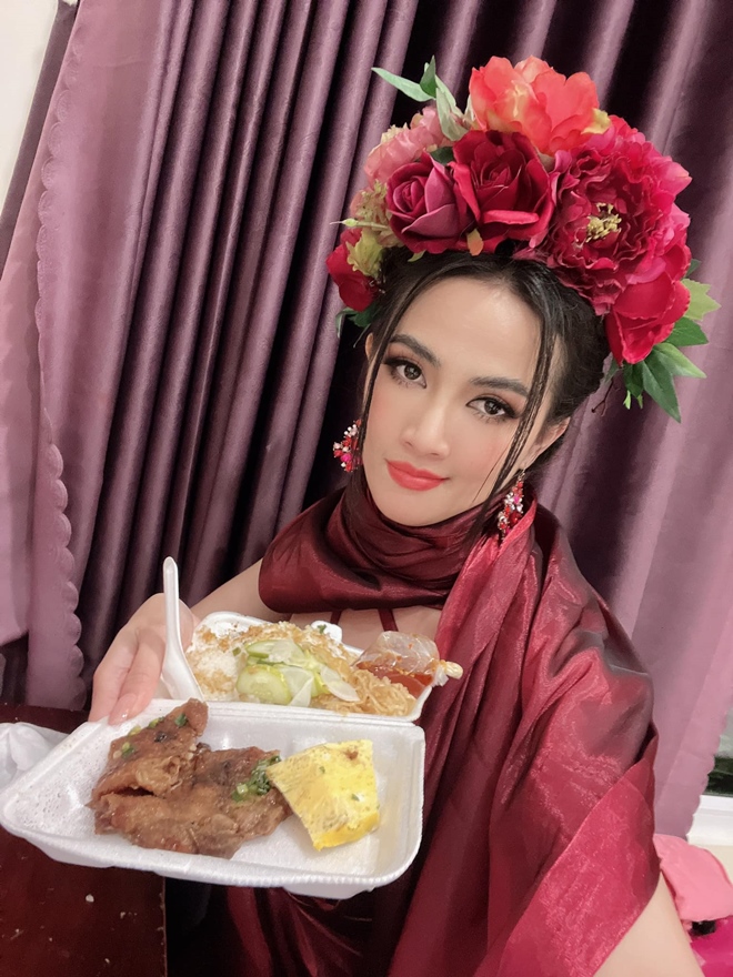Váy áo "lồng lộn" chạy sô, sao Việt ăn cơm hộp bình dân sau cánh gà - 9