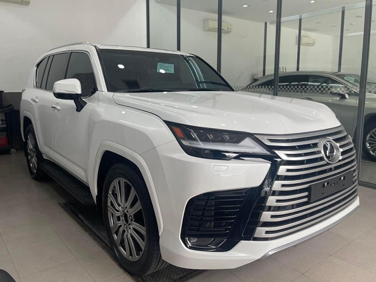 Lexus LX600 lên sàn xe cũ, thu hút nhiều người thừa tiền - 1