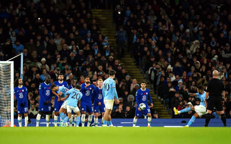 Siêu phẩm sút phạt chân trái của Riyad Mahrez mở màn chiến thắng 2-0 của Man City trước Chelsea