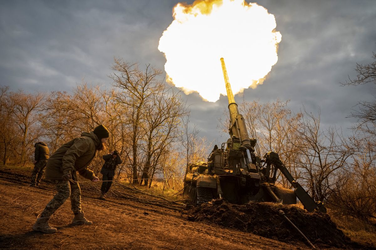 Quân đội Ukraine nã pháo ở Kherson (ảnh: CNN)