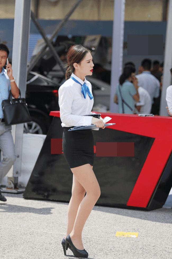 Nhiều cô gái sử dụng thêm khăn lụa, túi xách hay những món phụ kiện thời trang để tăng tính sành điệu, bắt mắt.&nbsp;
