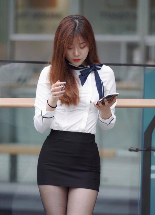 Trang phục ôm sát và ngắn còn là nguyên nhân khiến người mặc lộ khuyết điểm hình thể như vòng ba không đẹp, vòng bụng kém thon...
