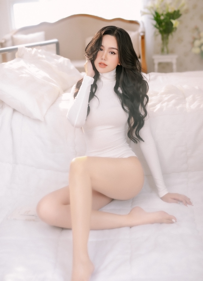 Hiện nay, cô nàng làm người mẫu cho các cửa hàng thời trang và nhiều chương trình khác.
