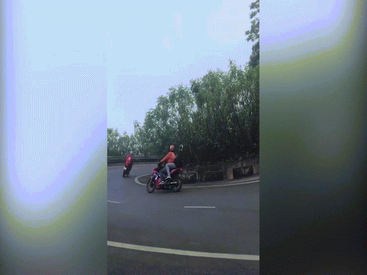 Xe máy - Xe đạp - Clip: Xe máy đổ đèo ôm cua khét lẹt khiến ai cũng "ối giời ơi"