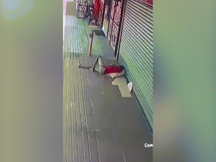 Ô tô - Clip: Thanh niên đang ngủ "lăng ba vi bộ" né ô tô đâm vào trong gang tấc