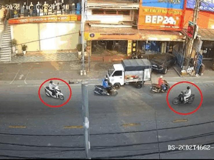 Thế giới xe - Clip: Sang đường thiếu quan sát, lái xe máy gặp nạn thảm khốc