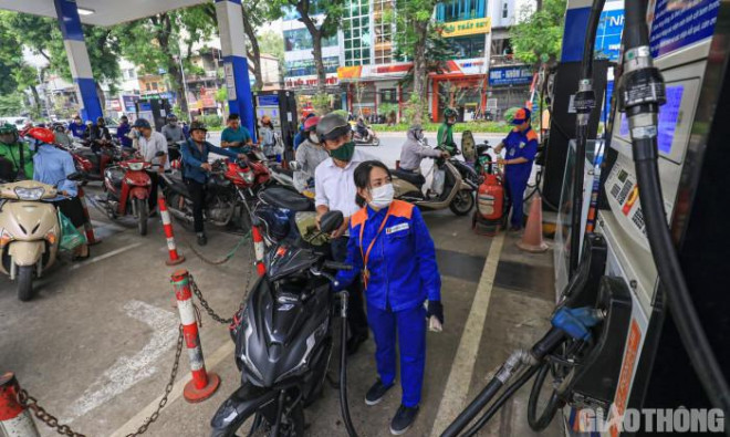 Tình trạng người Hà Nội xếp hàng mua xăng đã diễn ra khoảng nửa tháng nay