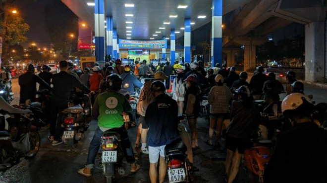 Người Hà Nội kiên nhẫn xếp hàng cả đêm đợi mua xăng. Ảnh: Quang Đạt