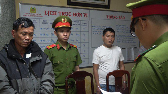 Nguyễn Hà Tấn Thiện (bìa trái) bị khởi tố, bắt giam. Ảnh: CQ