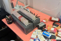 Pháp luật - Bắt 9 đối tượng chuyên đánh bạc và tàng trữ, mua bán thông tin tài khoản ngân hàng