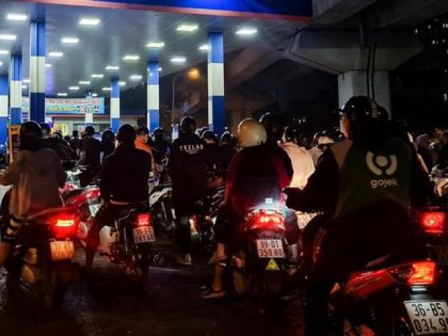 Thị trường - Tiêu dùng - Nửa đêm, người dân ở Hà Nội vẫn xếp hàng dài chờ đổ xăng